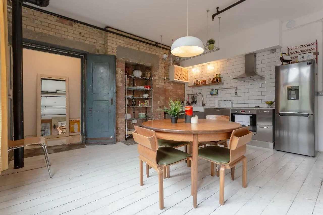 런던 Industrial Open Plan Studio In Hackney 아파트