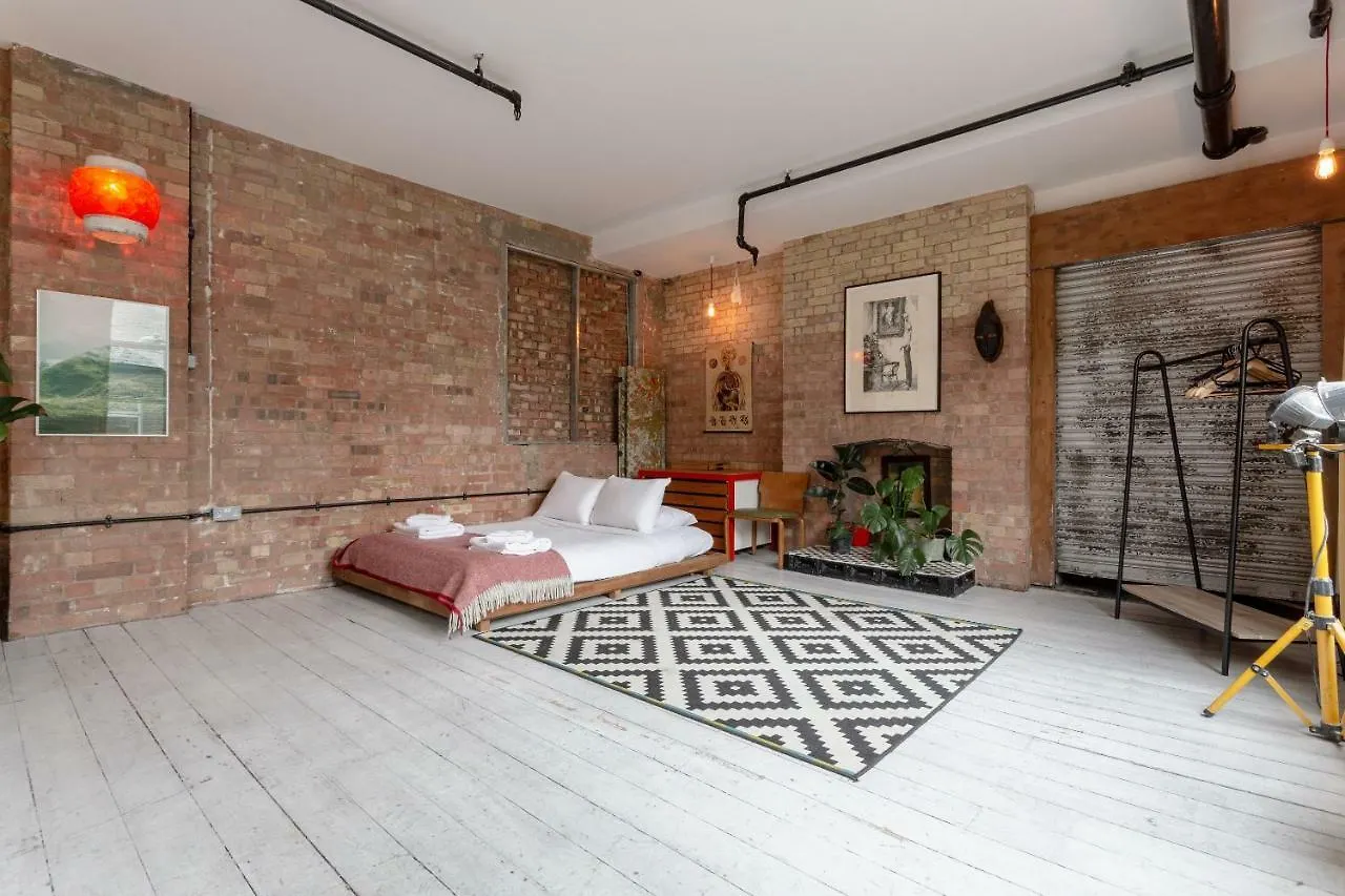 런던 Industrial Open Plan Studio In Hackney 아파트 영국
