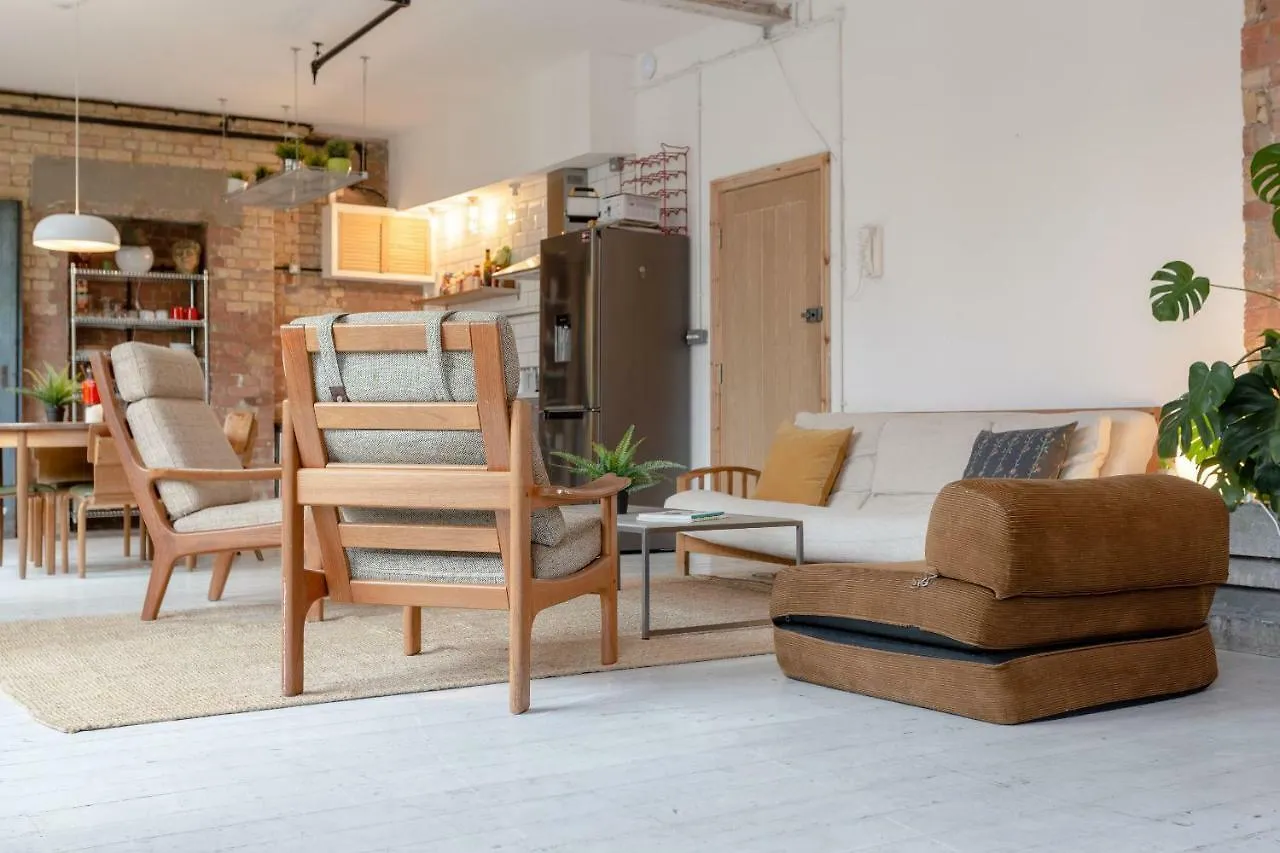 런던 Industrial Open Plan Studio In Hackney 아파트 0*,