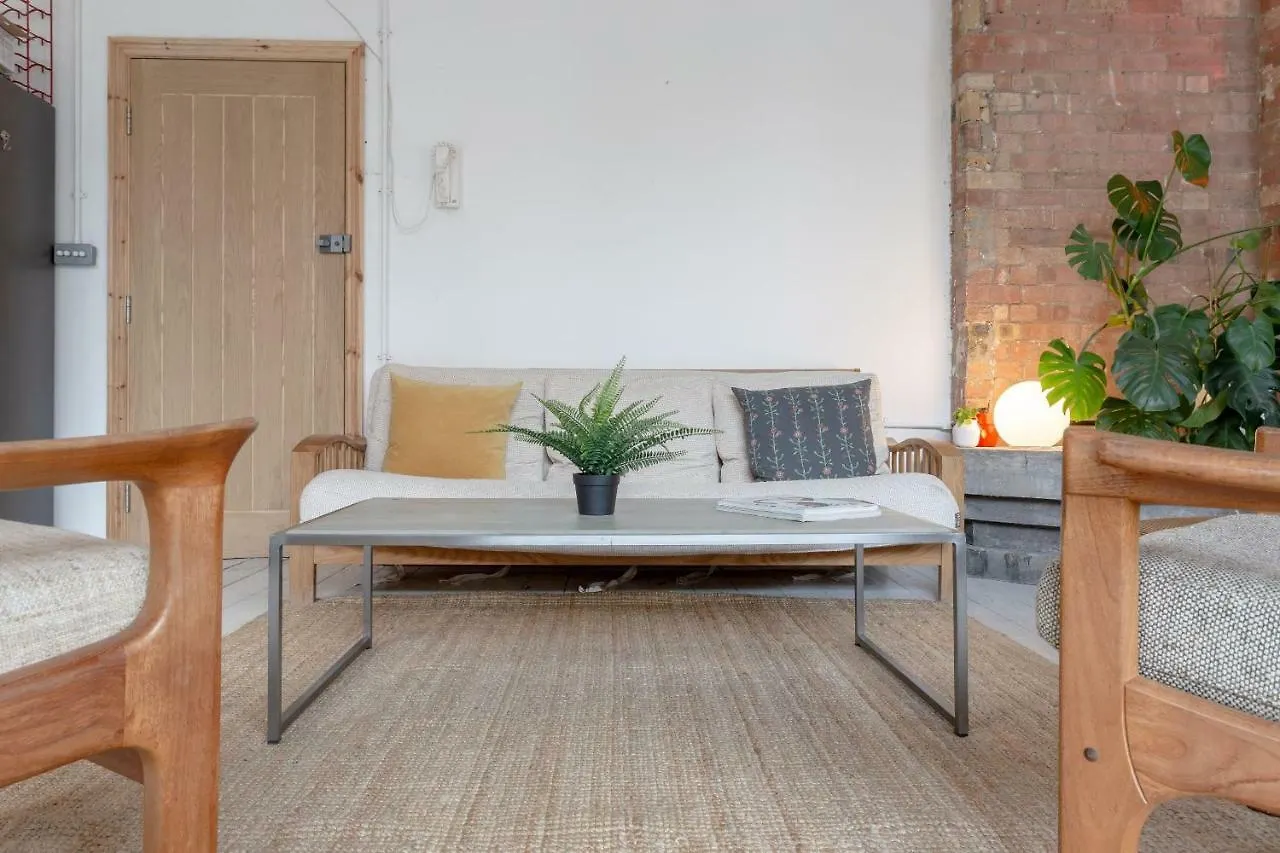Industrial Open Plan Studio In Hackney Apartment London